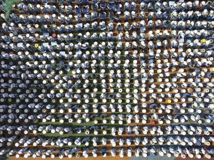 Foto udara siswa mengikuti kegiatan rampak ember saat memperingati Hari Guru Nasional di SMK Negeri 1 Ciamis, Kabupaten Ciamis, Jawa Barat, Senin (25/11/2024). Sebanyak 612 siswa kelas X menabuh ember bekas cat tembok yang sudah dilukis untuk membangun kreativitas siswa dalam bereksplorasi dalam menyambut Hari Guru Nasional. ANTARA FOTO/Adeng Bustomi/tom.