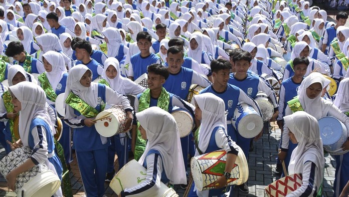 Foto udara siswa mengikuti kegiatan rampak ember saat memperingati Hari Guru Nasional di SMK Negeri 1 Ciamis, Kabupaten Ciamis, Jawa Barat, Senin (25/11/2024). Sebanyak 612 siswa kelas X menabuh ember bekas cat tembok yang sudah dilukis untuk membangun kreativitas siswa dalam bereksplorasi dalam menyambut Hari Guru Nasional. ANTARA FOTO/Adeng Bustomi/tom.
