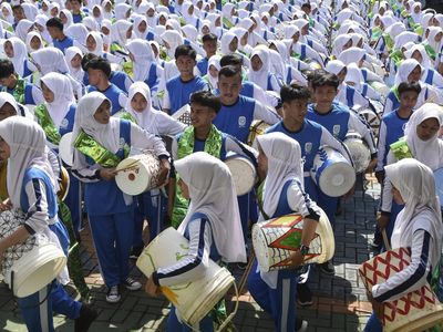 Pementasan Rampak Ember Peringati Hari Guru Nasional