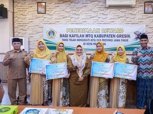 Wabup Gresik Beri Penghargaan ke Kafilah Berprestasi di MTQ Ke-30 Jatim
