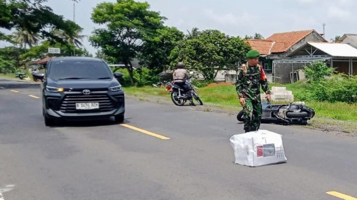 Pemotor terjatuh gegara hindari kotak suara tercecer di Jalan Daendels Purworejo, Senin (25/11/2024). 

Foto dari anggota Koramil Ngombol.