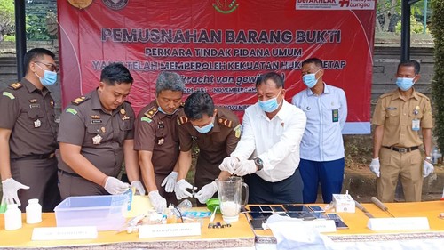 Pemusnahan barang bukti di Kejari Jembrana, Senin (25/11/2024).