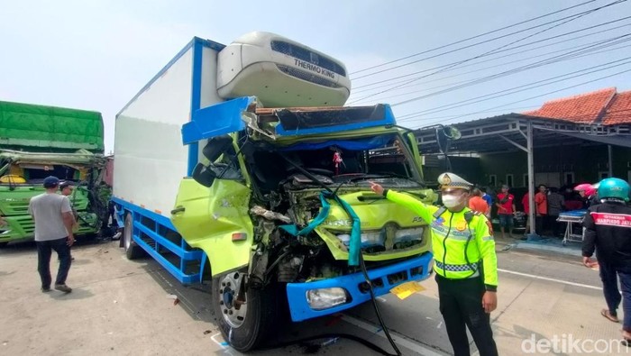 Penampakan truk yang terlibat kecelakaan di Pantura Kendal, Senin (25/11/2024).