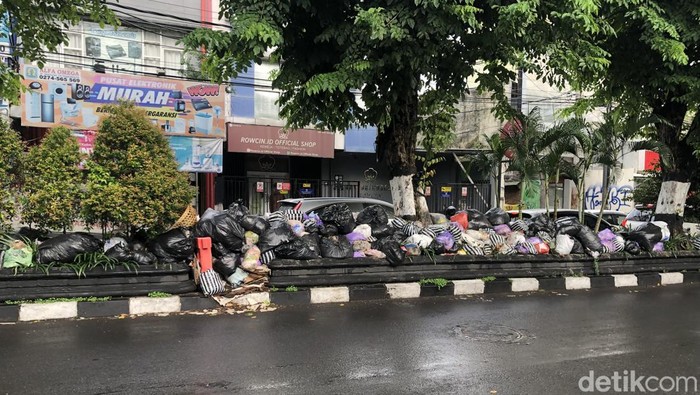 Penampakan tumpukan sampah di taman pembatas Jalan Affandi, Demangan, Kota Jogja, Senin (25/11/2024) sore.