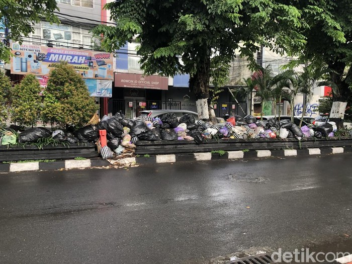 Penampakan tumpukan sampah di taman pembatas Jalan Affandi, Demangan, Kota Jogja, Senin (25/11/2024) sore.