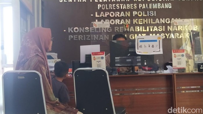 Wanita di Palembang, Yuni Maharani (31) menjadi korban pencopetan di bawah Jembatan Ampera. Usai kejadian, korban langsung melapor ke SPKT Polrestabes Palembang.