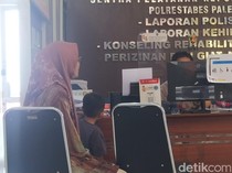 Yuni Kecopetan Saat Mau Nyeberang di Bawah Jembatan Ampera