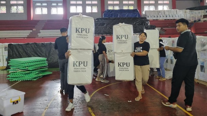 Pendistribusian logistik Pilkada 2024 oleh KPU Karangasem, Senin (25/11/2024). (Dok. KPU Karangasem)