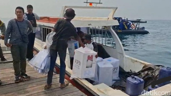 Pengiriman logistik Pilkada 2024 melalui Pelabuhan Kusamba menuju Pulau Lembongan, Senin (25/11/2024). (Putu Krista/detikBali)
