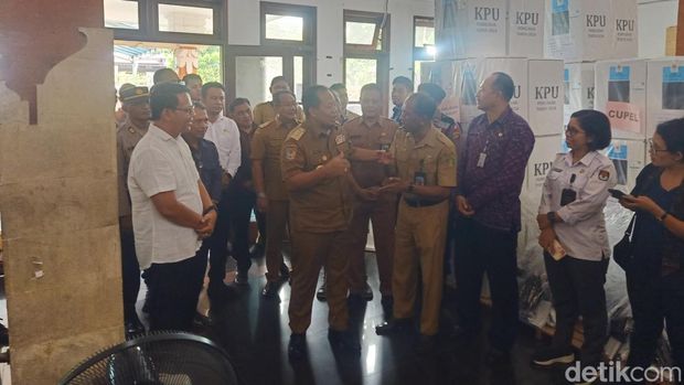 Penjabat (PJ) Gubernur Bali, Sang Made Mahendra Jaya, melakukan sidak ke gudang logistik KPU Jembrana, Senin (25/11/2024). (I Putu Adi Budiastrawan/detikBali)