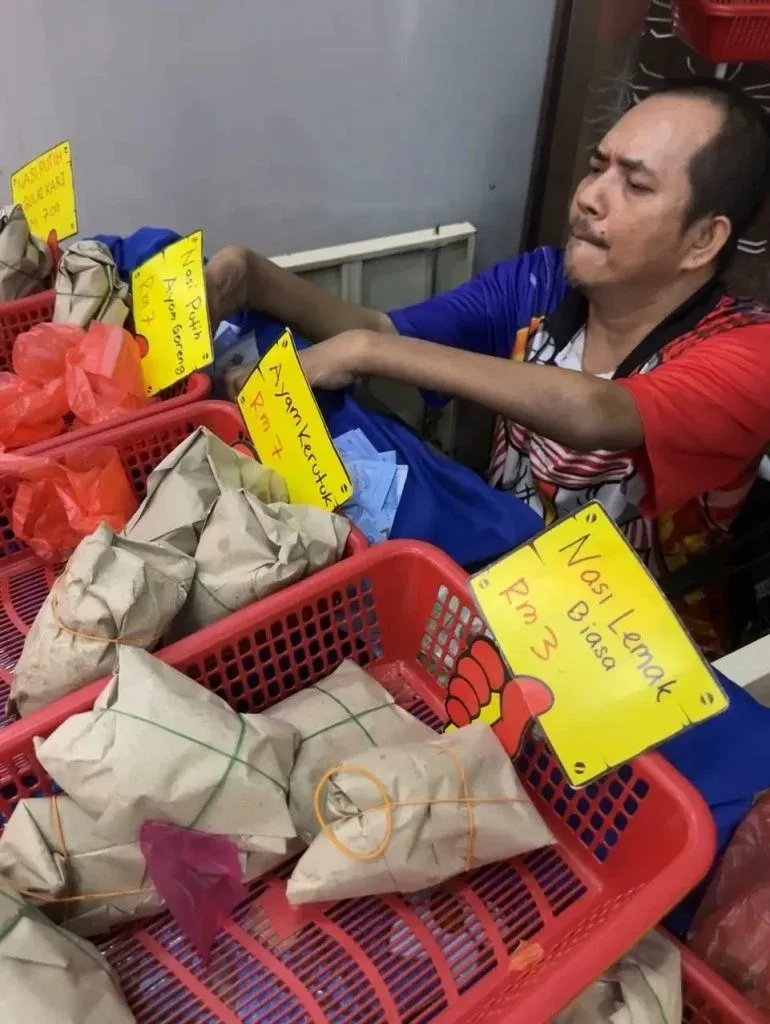 Pria Penyandang Disabilitas Gigih Jualan Nasi Lemak Pakai Kursi Roda