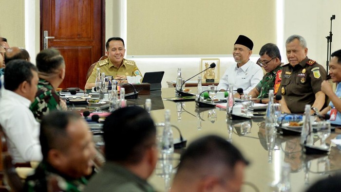 Pj Gubsu Agus Fatoni saat memimpin rapat Rapat Koordinasi bersama Forkopimda tentang Persiapan Pelaksanaan Pemilihan Kepala Daerah Serentak di Sumut Tahun 2024 di Kantor Gubernur Sumut, Medan, Sumut, Senin (25/11/2024).