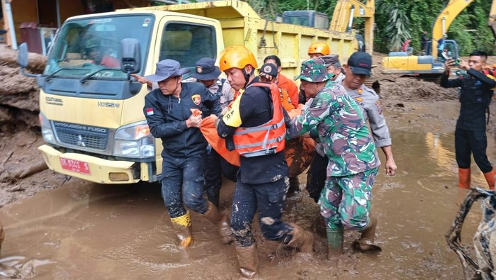 Petugas saat mengevakuasi para korban longsor. (Foto: Dok. Polres Tanah Karo).