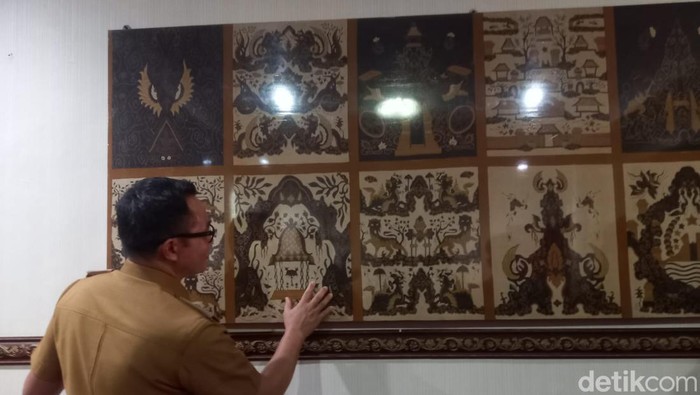 Pj Bupati Cirebon, Wahyu Mijaya saat melihat sejumlah motif batik merawit