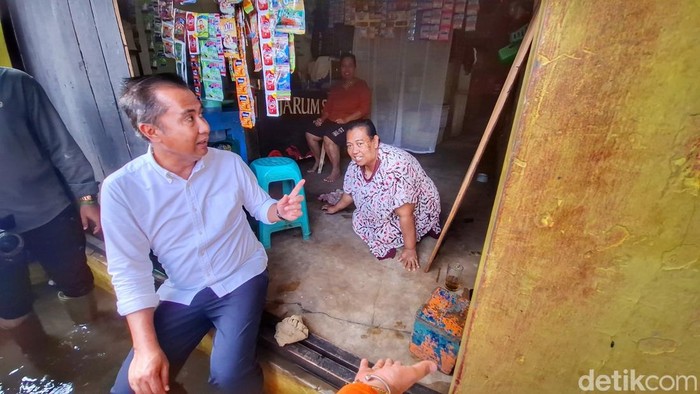 Pj Gubernur Jabar, Bey Machmudin, saat meninjau lokasi banjir, Senin (25/11/2024).