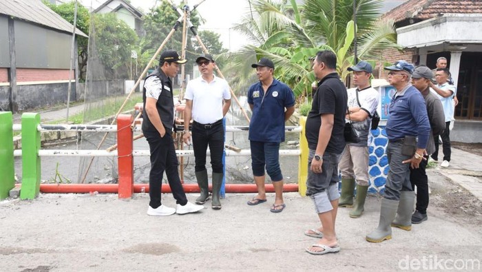 Plt Bupati Sidoarjo Subandi meninjau sejumlah lokasi yang menjadi titik rawan banjir.