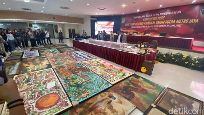 Polda Metro Jaya menyita sejumlah barang bukti terkait kasus mafia buka akses situs judi onlin yang melibatkan pegawai Komdigi, termasuk uang lebih dari Rp 76 miliar. (Wildan N/detikcom)