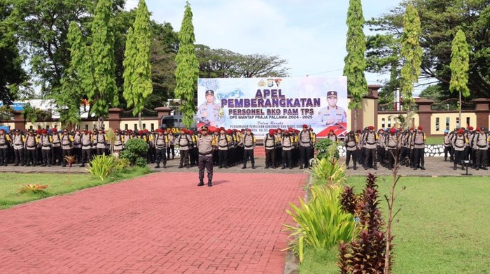 Apel pemberangkatan personel BKO pengamanan TPS di lapangan upacara Mapolda Sulsel, Jalan Perintis Kemerdekaan, Makassar, Senin (25/11/2024). (Dok. Polda Sulsel)