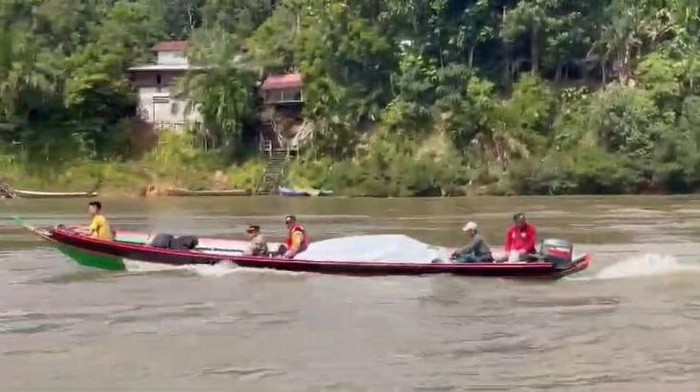 Polisi bersama petugas KPU dan masyarakat melakukan distribusi logistik pilkada 2024 melewati jalur Sungai Mahakam.