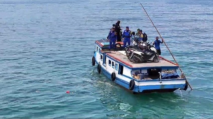 Polisi melakukan pengawalan distribusi logistik Pilkada ke pulau terpencil