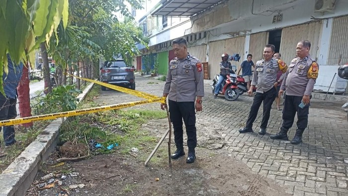 Polisi melakukan penyelidikan di lokasi penemuan mayat janin di Makassar.