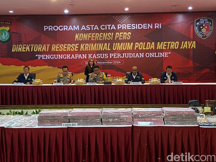 Polisi membenerkan salah satu tersangka kasus mafia buka akses judol yang melibatkan pegawai Komdigi adalah Alwin Jabarti Kiemas. (Wildan N/detikcom)