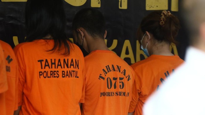 Polisi merilis germo (baju tahanan Polresta Sleman) yang menjajakan wanita melalui aplikasi online, Senin (25/11/2024).