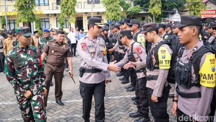 Polres Situbondo menggelar apel pergeseran pasukan pengamanan Pilkada 2024.