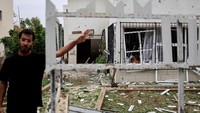 Di Haifa, kota terbesar ketiga di Israel, tiga korban luka dilaporkan di lokasi serangan langsung. 