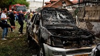 Di kota Nahariya di Israel utara, petugas pemadam kebakaran, polisi, dan paramedis bergegas ke lokasi serangan langsung di daerah permukiman. 