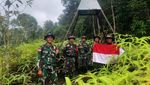 Prajurit TNI Patroli Patok Jaga Batas Teritorial RI-Malaysia