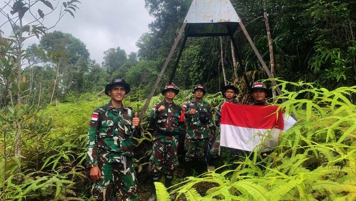 Prajurit TNI melakukan Patroli Patok di Nunukan, Kalimantan Utara, Minggu (24/11/2024). Patroli ini untuk mengamankan batas teritorial antara Indonesia dan Malaysia.