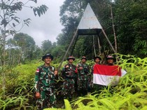 Prajurit TNI Patroli Patok Jaga Batas Teritorial RI-Malaysia