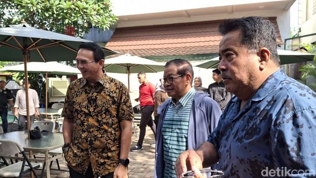 Pramono dan Ahok sarapan bareng di Warung Doel (Taufiq Syarifudin/detikcom)