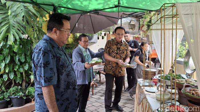Pramono dan Ahok sarapan bareng di Warung Doel (Taufiq Syarifudin/detikcom)