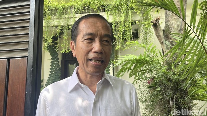 Presiden ke-7 RI, Joko Widodo (Jokowi) saat ditemui di kediaman pribadinya di Sumber, Banjarsari, Kota Solo, Senin (25/11/2024).