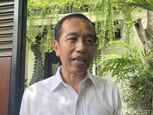 Ajak Jan Ethes ke TPS, Jokowi dan Iriana Nyoblos di Solo