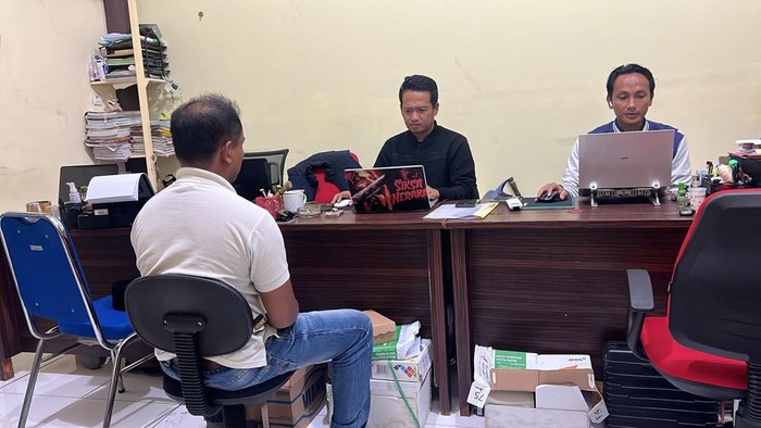 Pria yang aniaya istri sirinya saat diperiksa di Polres Sampang
