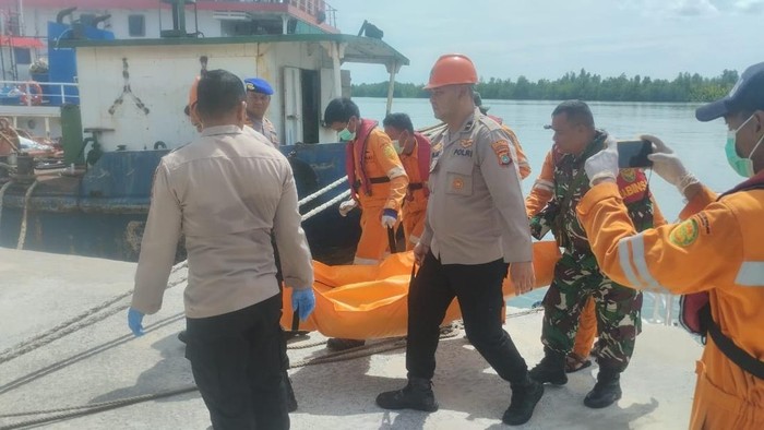 Proses evakuasi warga Pangkalpinang yang tewas tenggelam.