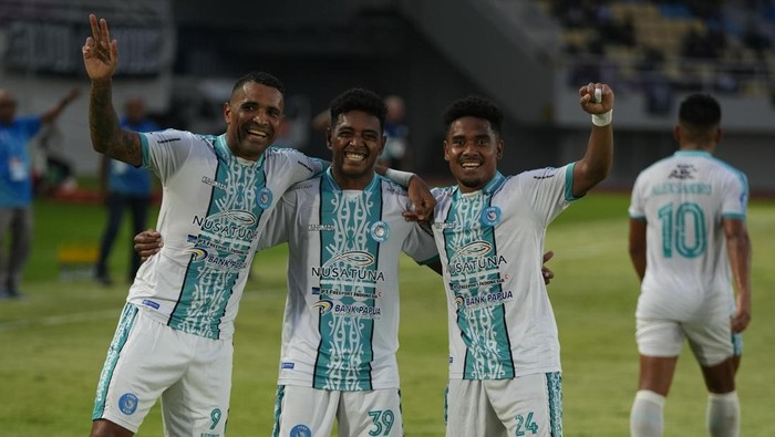 PSBS Biak merayakan kemenangan atas PSS Sleman dalam laga lanjutan Liga 1 2024/2025 di Stadion Manahan, Solo.