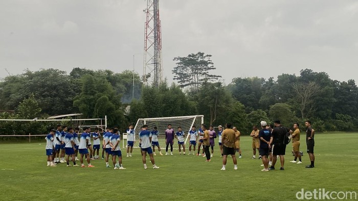 Suasana pemain PSIM Jogja usai latihan di Lapangan YIS, Mlati, Sleman, Senin (25/11/2024).