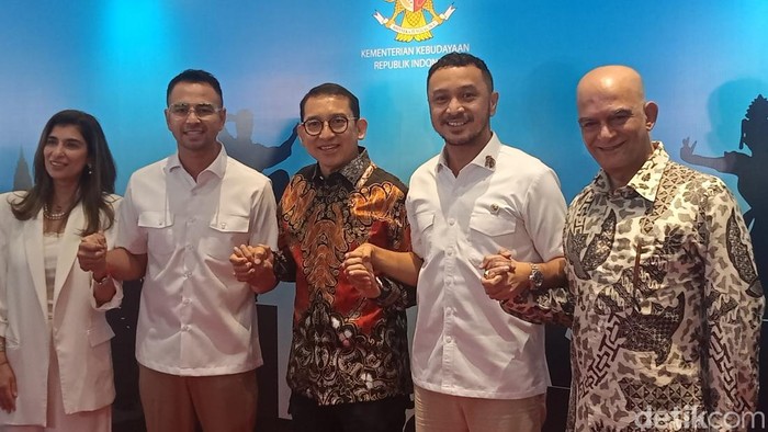 Raffi Ahmad Raffi Ahmad bersama dengan Menteri Kebudayaan Fadli Zon, dan Wakil Menteri Kebudayaan Giring Ganesha.