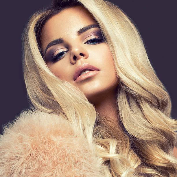 Rambut warna pirang ke abu-abuan Rambut warna pirang ke abu-abuan.