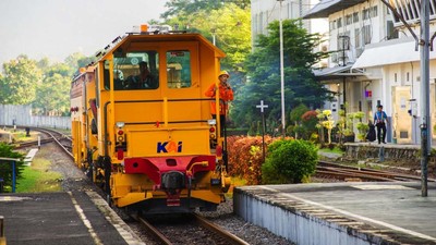 Rel Kereta Disisir Jelang Liburan Natal dan Tahun Baru