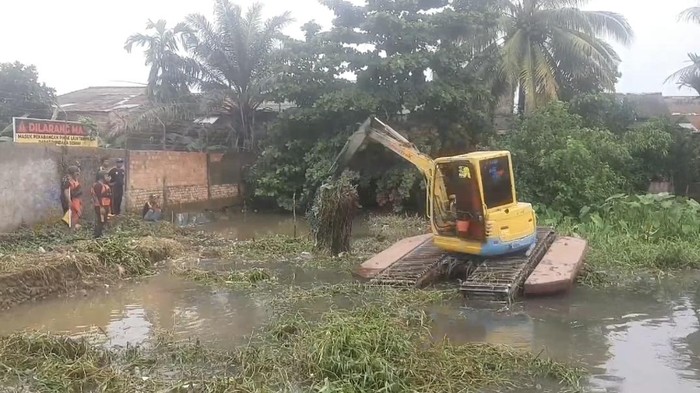 Saat tim SAR gabungan melakukan pencarian menggunakan alat berat