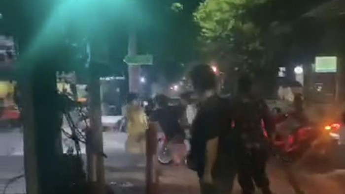 Screenshot video salah satu anggota gangster diamankan warga.