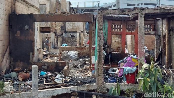 Sebanyak 68 rumah warga di Jatinegara, Jakarta Timur (Jaktim), hangus akibat kebakaran. Kondisi rumah tersebut hangus dengan kerusakan cukup parah. (Joakhim Tharob/detikcom)