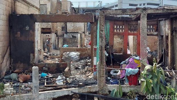 Sebanyak 68 rumah warga di Jatinegara, Jakarta Timur (Jaktim), hangus akibat kebakaran. Kondisi rumah tersebut hangus dengan kerusakan cukup parah. (Joakhim Tharob/detikcom)