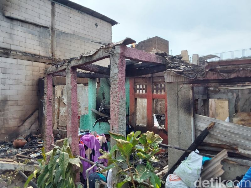 Sebanyak 68 rumah warga di Jatinegara, Jakarta Timur (Jaktim), hangus akibat kebakaran. Kondisi rumah tersebut hangus dengan kerusakan cukup parah. (Joakhim Tharob/detikcom)