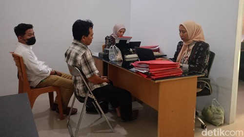 Seorang pria inisial M asal Kelurahan Gerunung, Kecamatan Praya, diperiksa terkait kasus tindak pidana perdagangan orang (TPPO) di Polres Lombok Tengah. (Foto: Edi Suryansyah/detikBali)